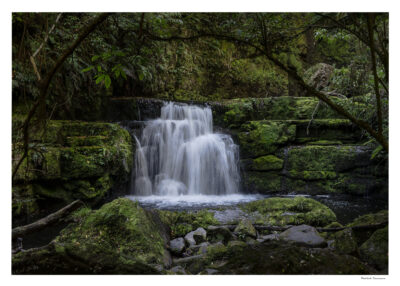 Cascade de pierres et d'eau