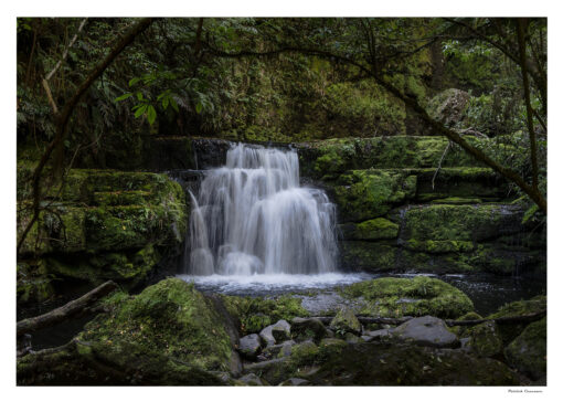 Cascade de pierres et d'eau